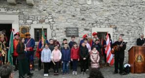 A Hajnalcsillag református ifjúsági énekkar a Regéci várban A Hajnalcsillag református ifjúsági énekkar a Regéci várban